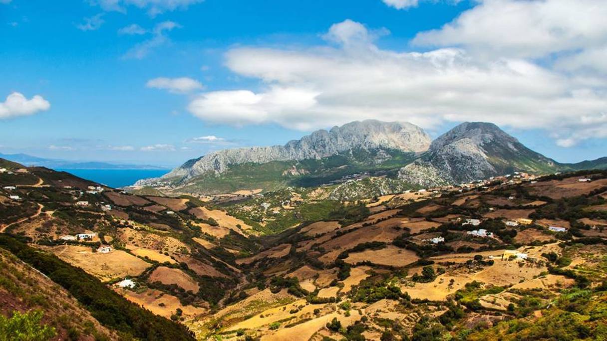 Le Jbel Moussa (Rif, au nord du Maroc) culmine à 851 mètres d'altitude, au-dessus du village de Belyounech. Depuis l'Antiquité, le jbel Moussa et le jbel Tariq (rocher de Gibraltar), sur la rive européenne, forment les Colonnes d'Hercule -les sommets des deux montagnes étant distants de 27 km.
