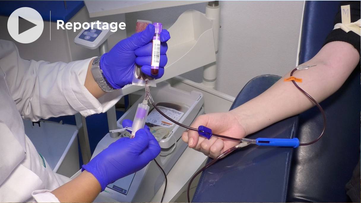 Un praticien de santé collecte du sang sur un donneur volontaire, au moment de la période du couvre-feu, à Marrakech, le 1er mai 2021. 
