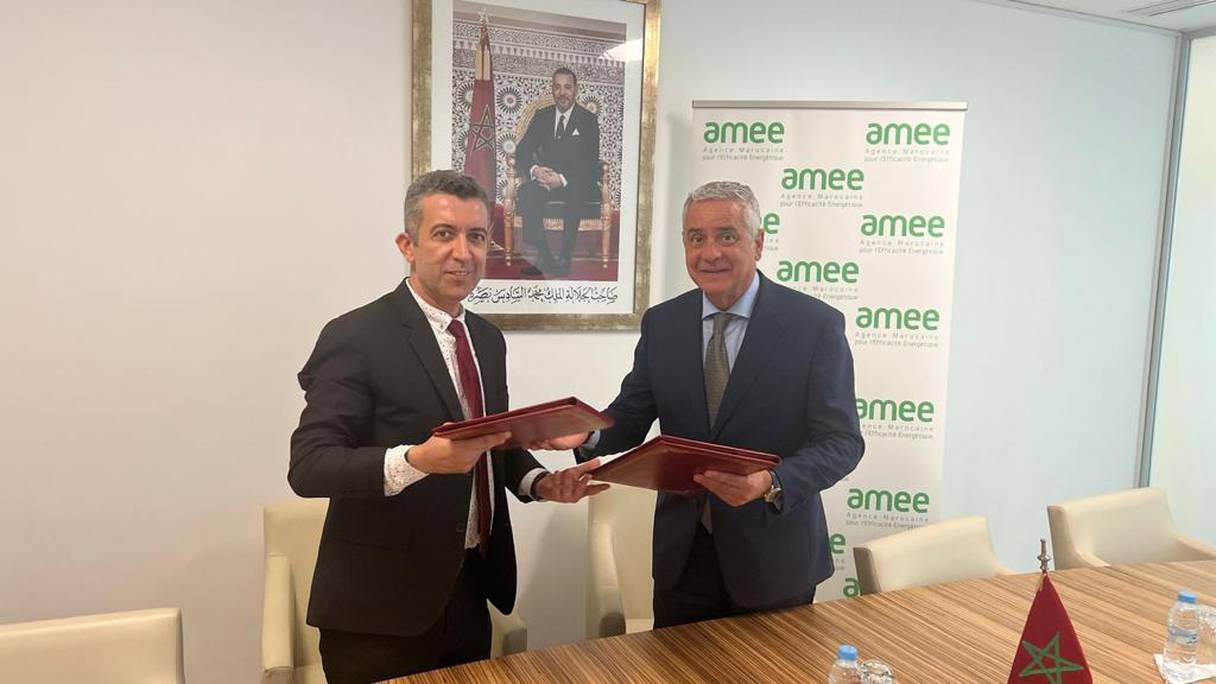 Said Mouline, directeur général de l'Agence marocaine pour l'efficacité énergétique (AMEE) et le représentant de Regional center for renewable energy and energy efficiency (RCREEE) lors de la signature d'un mémorandum d'entente.
