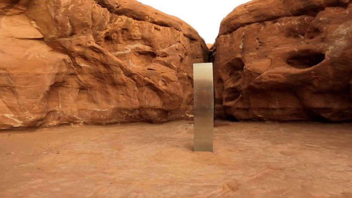 Un mystérieux "monolithe de métal" d'origine inconnue récemment découvert dans un désert de l'ouest des Etats-Unis.
