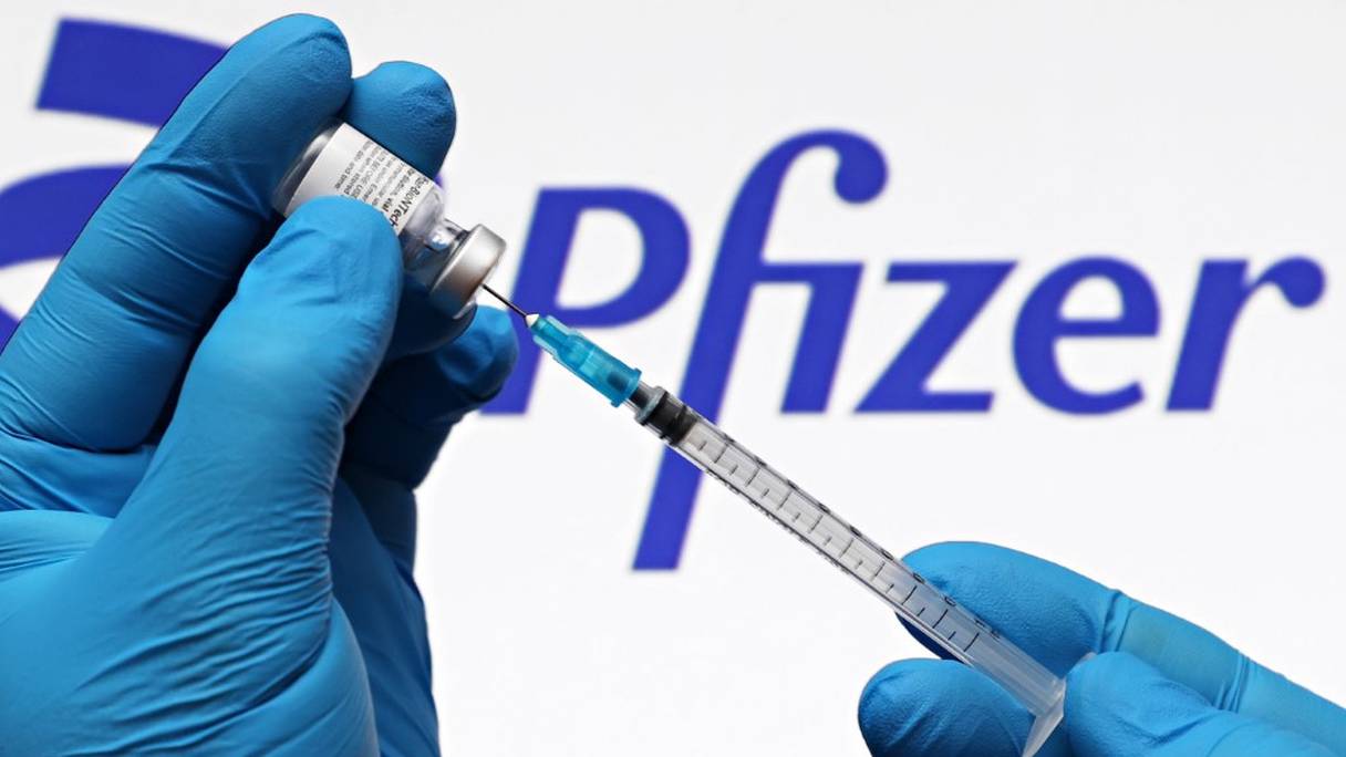 Dans cette illustration photo, une seringue médicale et des flacons de la société pharmaceutique américaine Pfizer et des logos de la société de biotechnologie allemande BioNTech, le 3 octobre 2021 à New York.
