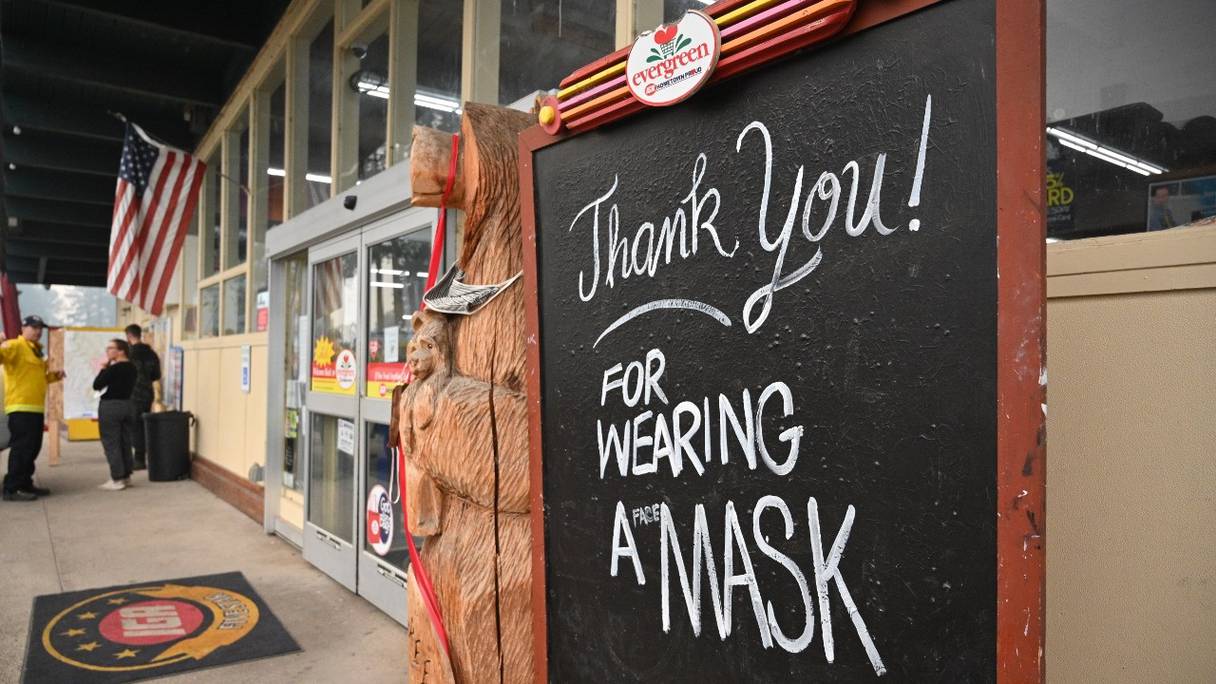 Un panneau indique "Merci! Pour le port d'un masque", à l'extérieur d'un supermarché à Indian Valley, en Californie, le 27 juillet 2021.

