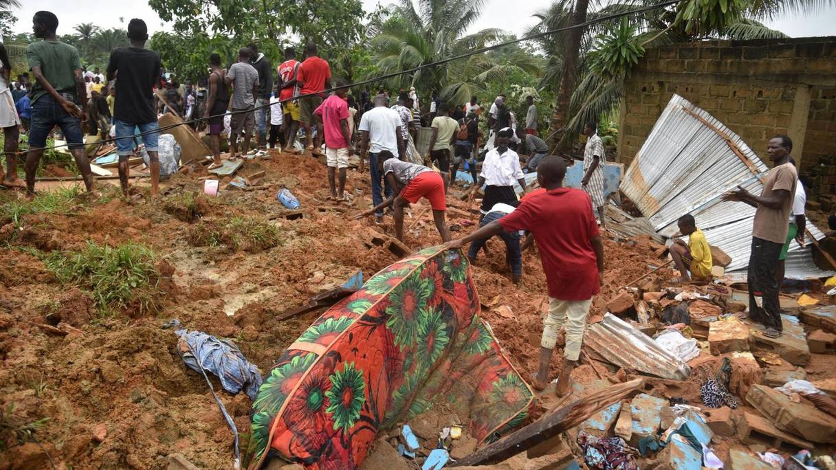 Des habitants cherchent des survivants après un glissement de terrain, le 18 juin 2020 à Anyama, près d'Abidjan, en Côte d'Ivoire.

