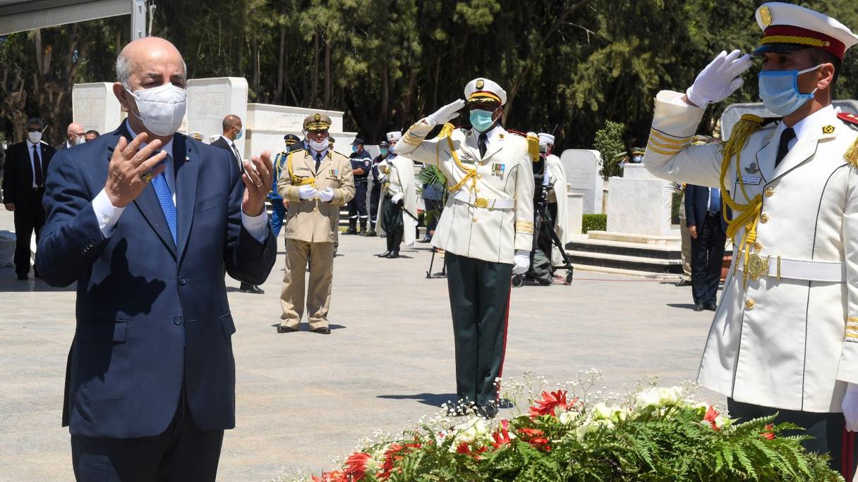 Le président algérien Abdelmajid Tebboune est salué par des officiers de l'armée algérienne lors d'une cérémonie à Alger, le 5 juillet 2020.
