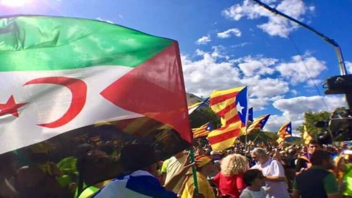 Le fanion de la soi-disant "république catalane" et celui de la chimérique "rasd", arborés lors d'une précédente manifestation commune en Espagne.   
