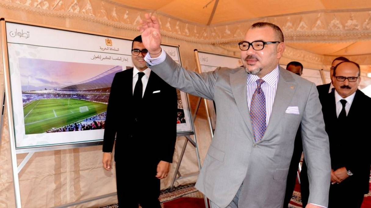 Le roi Mohammed VI, lors du lancement des travaux de réalisation du grand stade de Tétouan, à la Commune Mallalienne à Tétouan, le mardi 20 octobre.
