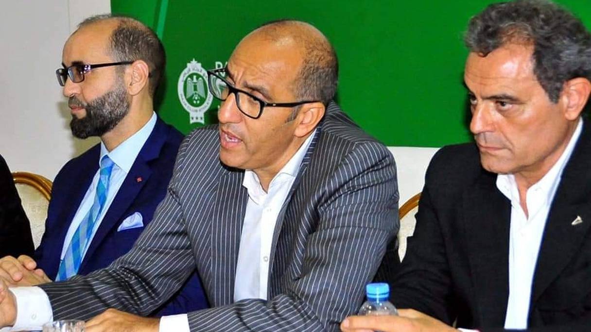 Anis Mahfoud (à gauche), SG démissionnaire du Raja, ici avec l'ancien et l'actuel présidents du club casablancais, est candidat à la présidence du club..
