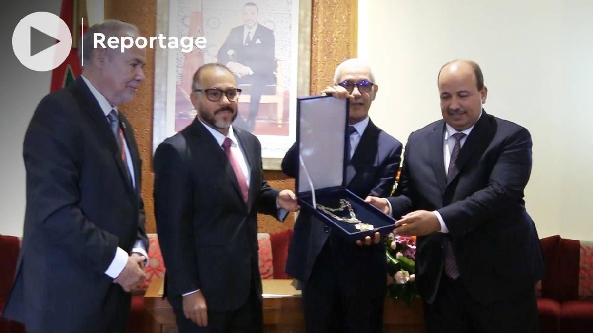 Le prix Esquipulas de la paix décerné au roi Mohammed VI a été remis aux présidents de la Chambre des représentants, Rachid Talbi Alami, et de la Chambre des conseillers, Enaam Miyara, par celui de l’Assemblée législative du Salvador, Ernesto Alfredo Castro Aldana.
