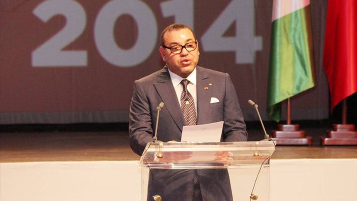 Le roi Mohammed VI intervenant, lundi 24 février à Abidjan, lors du Forum économique franco-ivorien.
