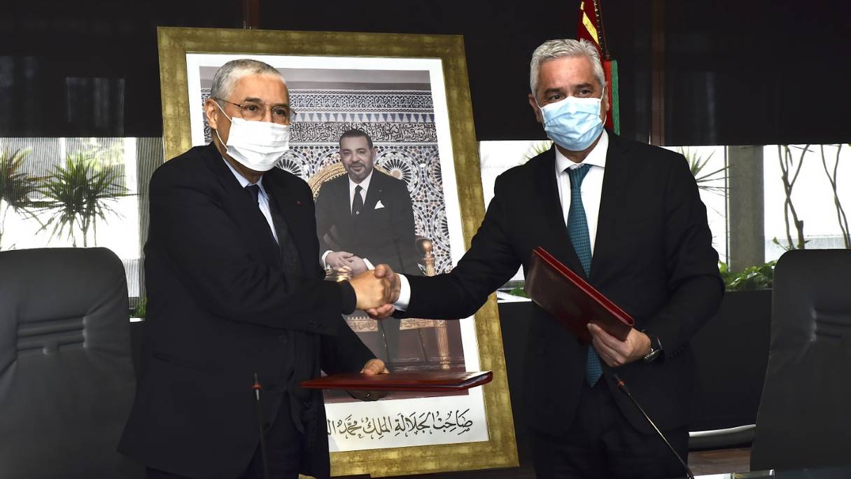 Le PDG du groupe Attijariwafa bank, Mohamed El Kettani, et le directeur général de l’AMEE, Saïd Mouline, ont signé ce vendredi 11 mars 2022 à Casablanca un mémorandum d’entente.
