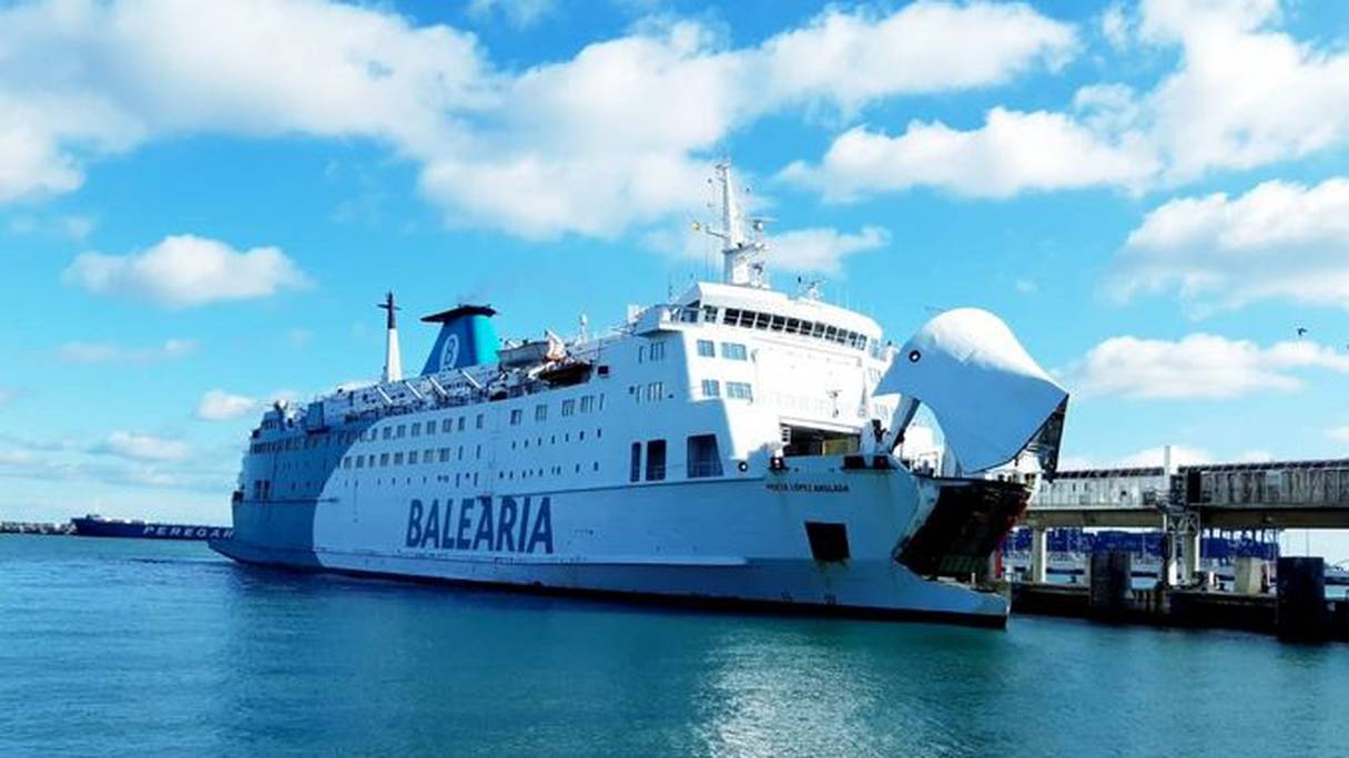 Un ferry de la compagnie espagnole Balearia au port de Tanger.
