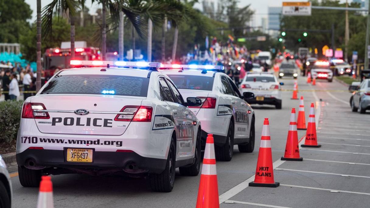 La police se rend sur la scène où une camionnette a percuté la foule lors d'une gay pride, le 19 juin 2021 à Wilton Manors, en Floride. Une personne est décédée et une autre a été blessée, une enquête est en cours.
