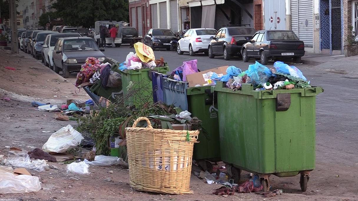 Dans le quartier Dakhla à Agadir, les bennes croûlent sous des amas de déchets ménagers. Excédés par les problèmes d'hygiène et de nombreux désagréments consécutifs à cette situation, les habitants interpellent le Conseil communal de la ville. 
