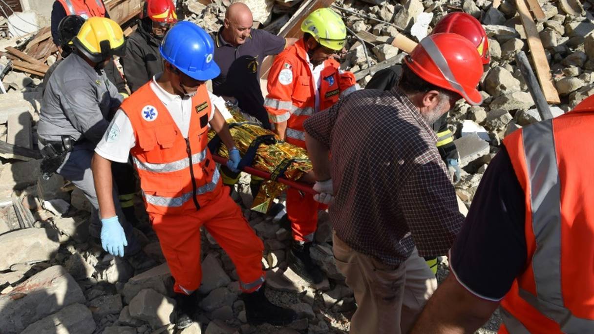 Un homme est sorti des décombres à Arquata del Tronto, dans la région des Marches, le 24 août 2016.
