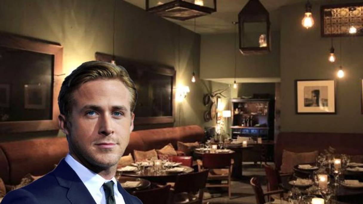 L'acteur Ryan Gosling, dans la salle du restaurant "Tagine", qu'il a créé. 
