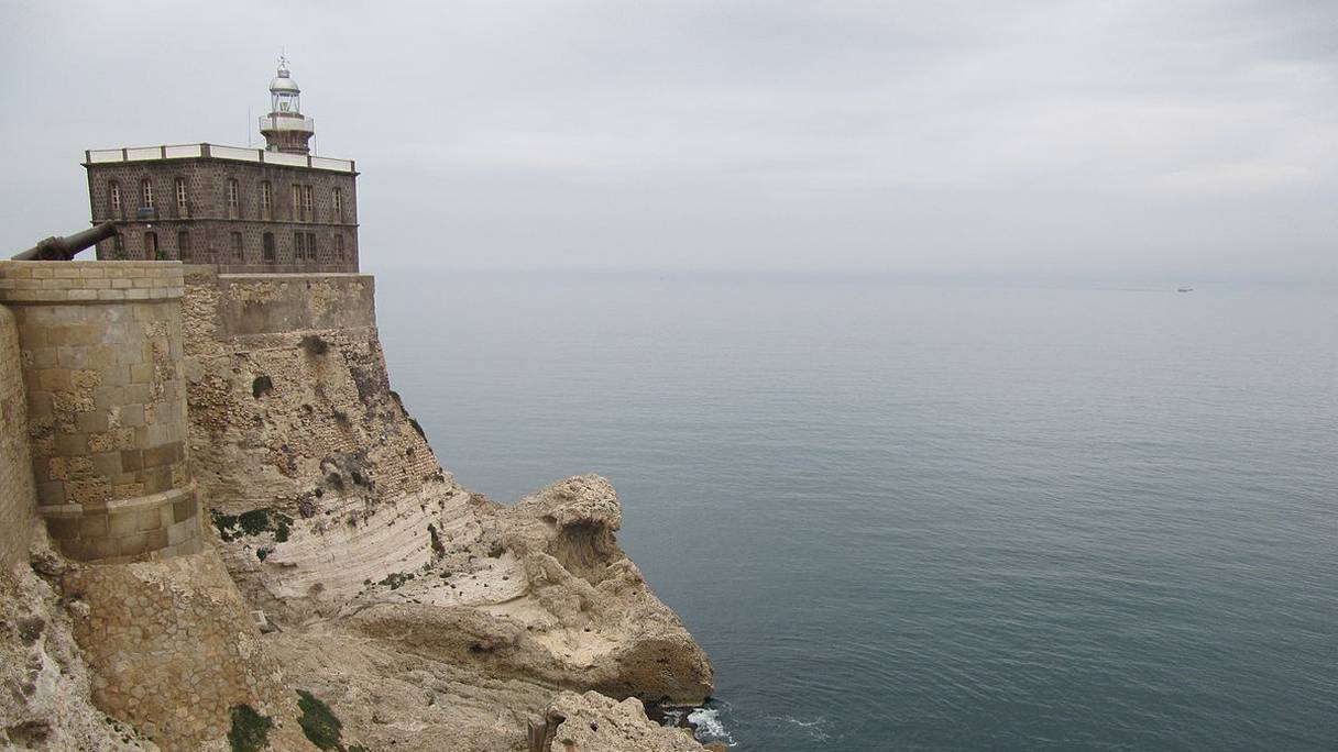 Le phare du préside occupé de Melilla, en Méditerranée, sur le continent africain, devant la péninsule ibérique.  

