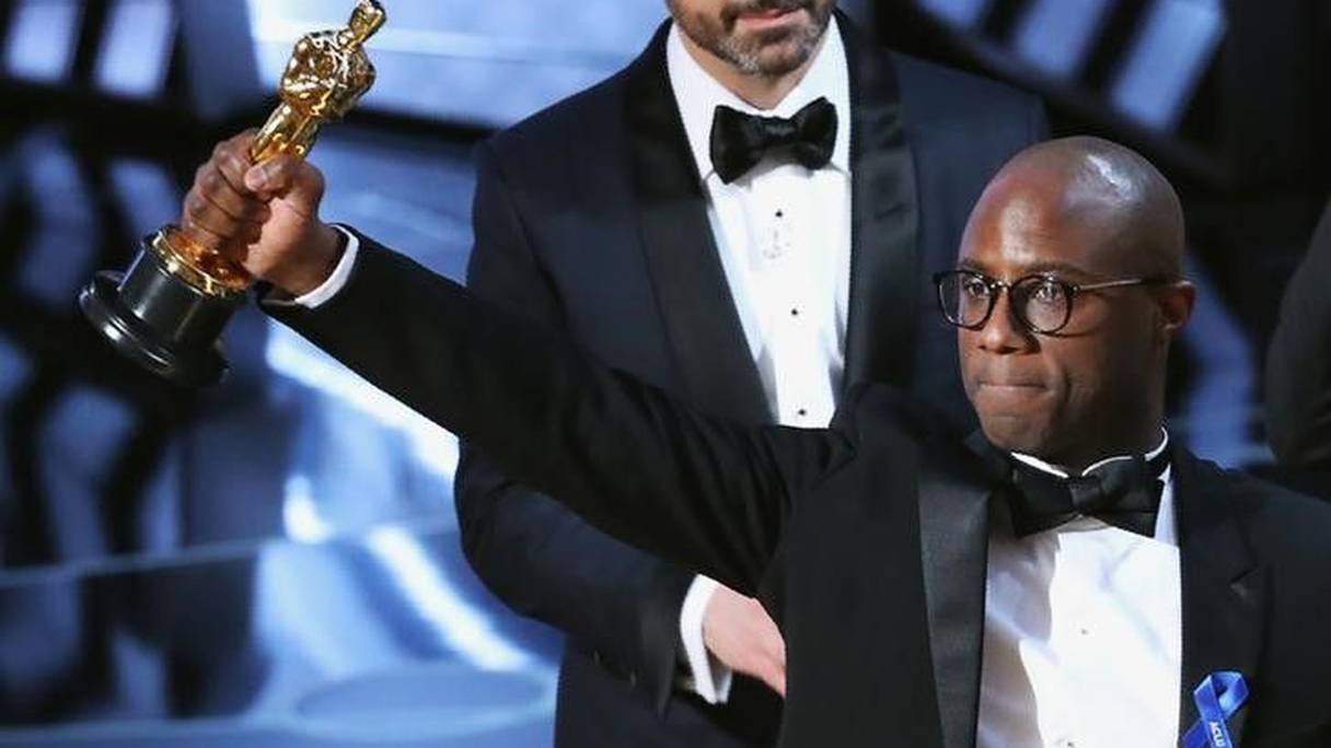 Le réalisateur de "Moonlight" Barry Jenkins avec l'Oscar du meilleur film.
