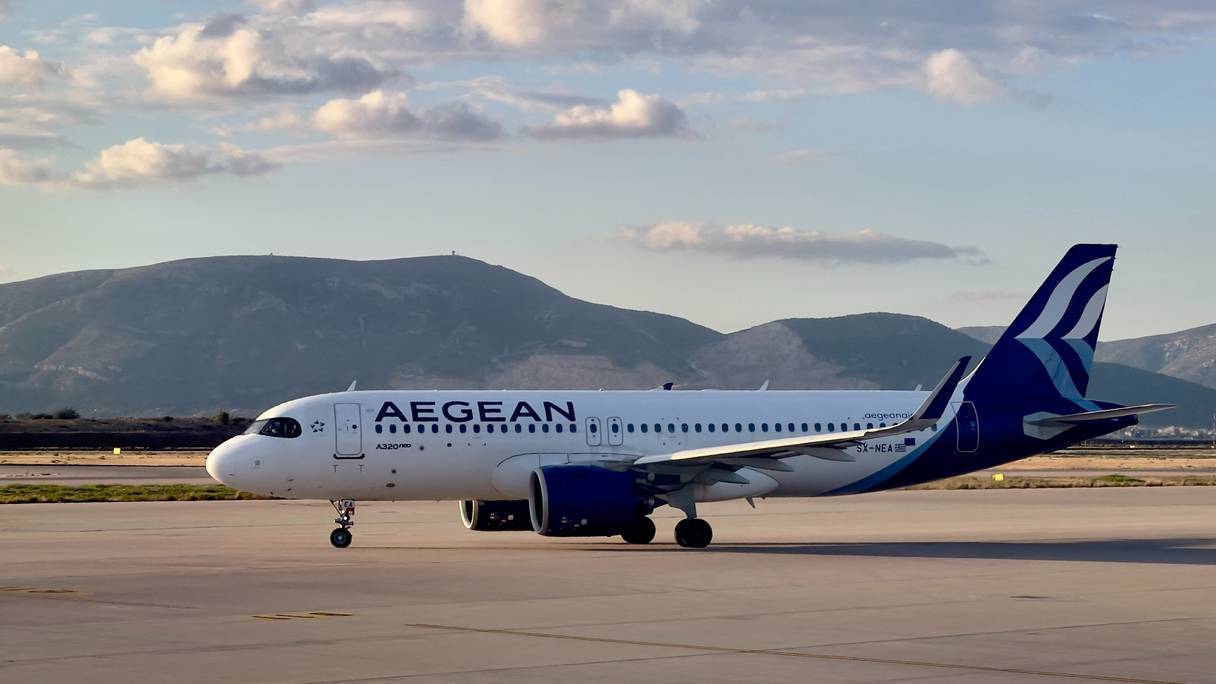 Un avion d'Aegean Airlines sur le tarmac de l'Aéroport international d'Athènes.
