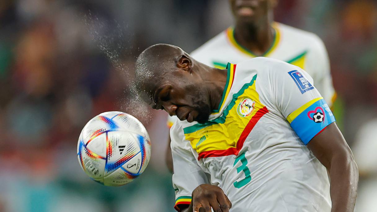 Le défenseur sénégalais Kalidou Coulibaly donnant un coup de tête au ballon, lors du match contre la Hollande, ce 21 novembre 2022. 
