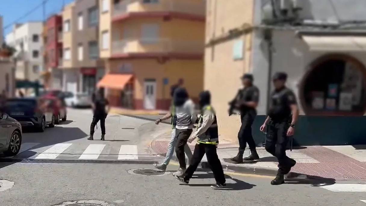 Le présumé terroriste au moment de son arrestation à Alicante, lundi 3 juin 2024 par la police espagnole.