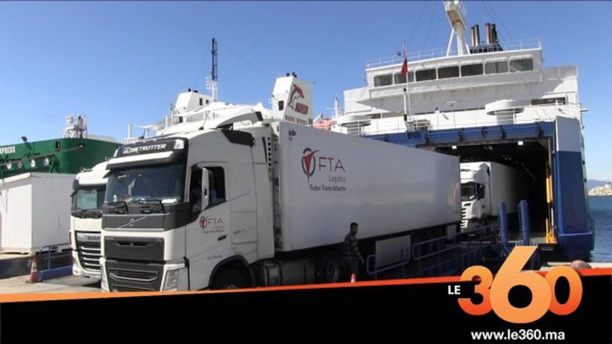 Navire transportant des camions à Tanger Med.
