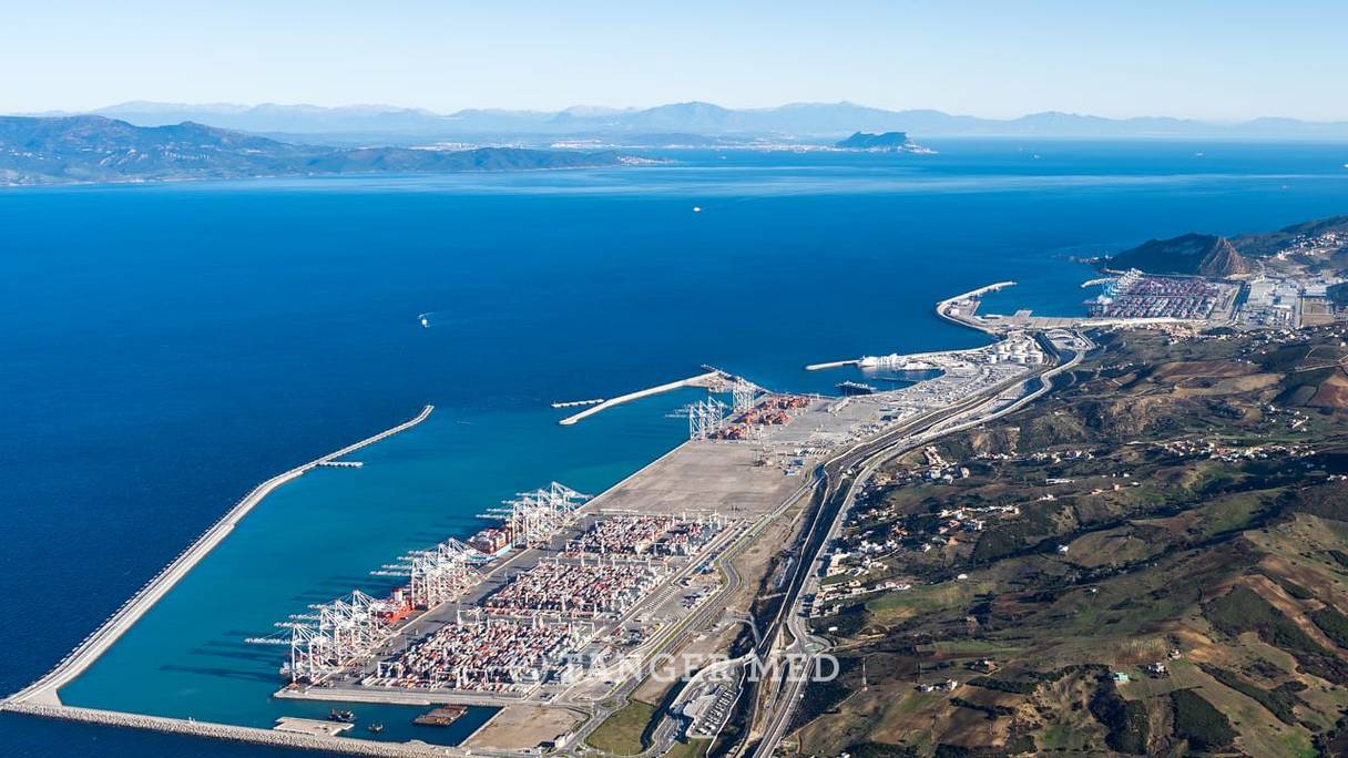 Tanger Med (vue aérienne). Selon Le Journal de la Marine marchande, le complexe portuaire fait partie, depuis 2020, des 25 plus grands ports à conteneurs du monde.  Une "ascension vertigineuse", due au trafic conteneurisé, qui a progressé de 20% en un an.

