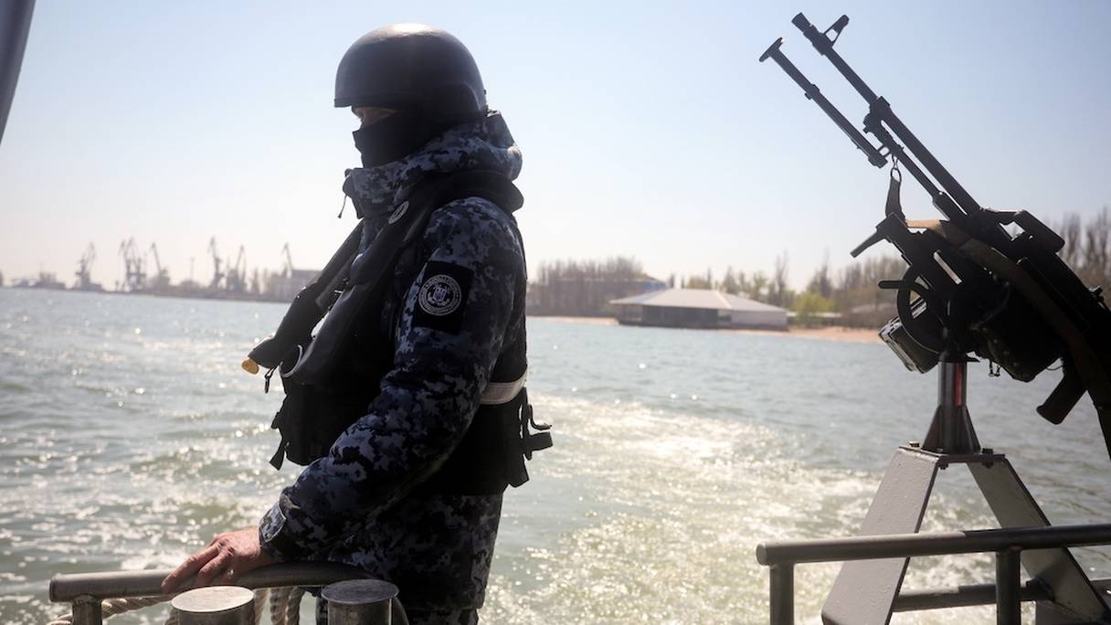 Des gardes-frontières ukrainiens patrouillent en mer d'Azov au large de la ville de Marioupol, le 30 avril 2021.

