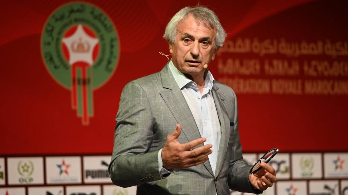 Vahid Halilhodzic, ex-sélectionneur national, s'exprimant lors d'une conférence de presse, le 25 mai 2022 à Salé.
