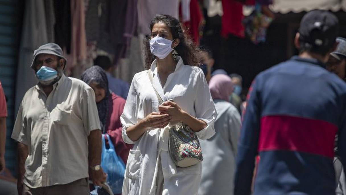 Femme portant un masque dans une rue de Tanger, le 14 juin 2020.
