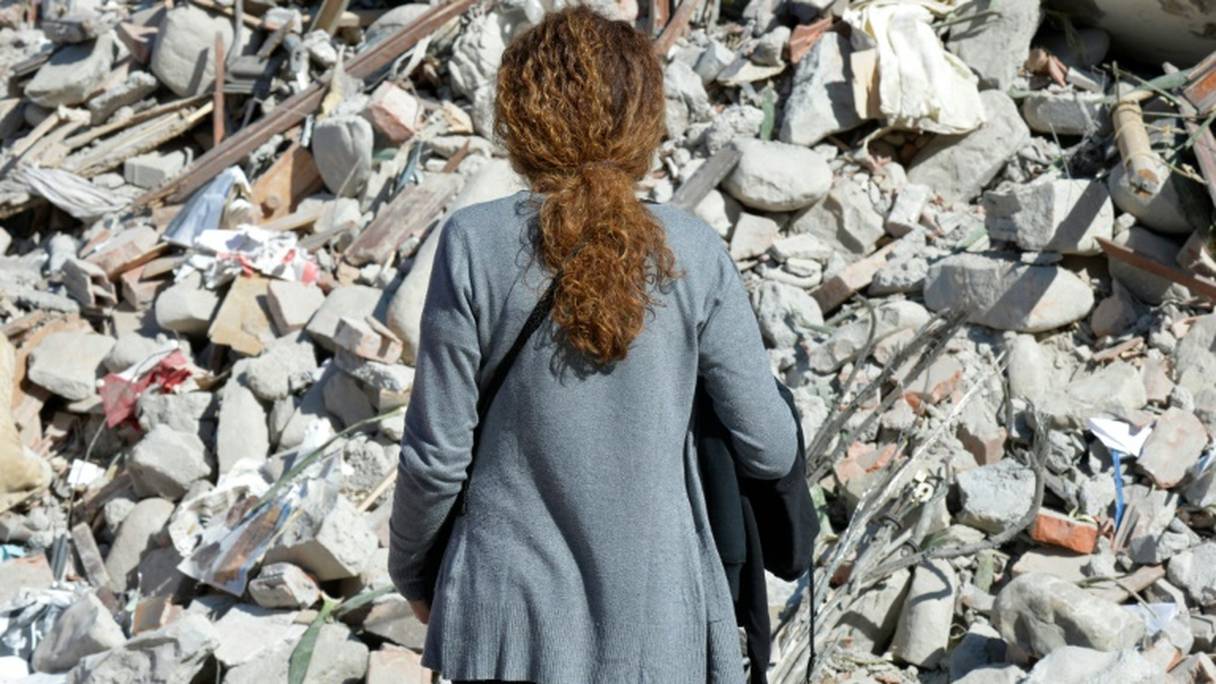 Une femme devant des ruines à Amatrice, en Italie, le 26 août 2016.

