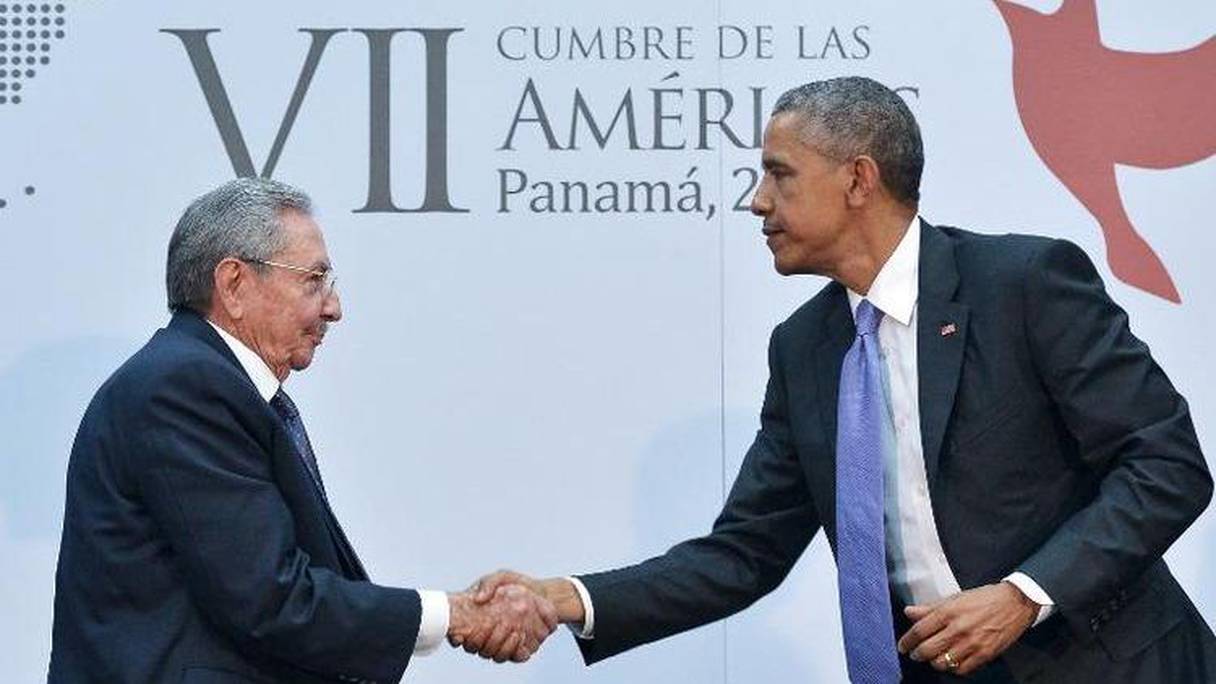 Rencontre historique entre Raul Castro et Barack Obama, le 11 avril 2015 à Panama.
