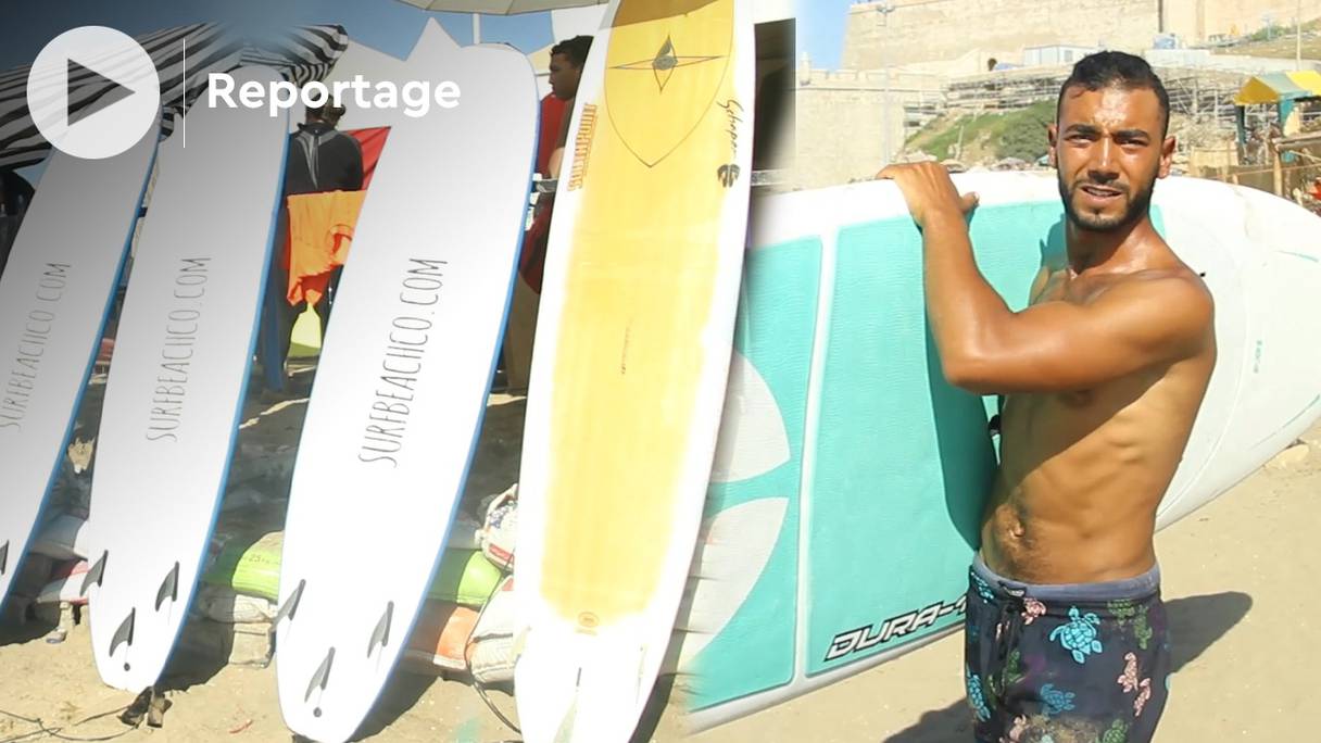 Un surfeur, portant sa planche. Près de Rabat, le surf est un sport nautique de plus en plus pratiqué sur les vagues de l'océan. Encouragés par la wilaya, de nombreux jeunes ont adopté la glisse sur les impressionnants rouleaux de l'Atlantique, tout près de la capitale. 
