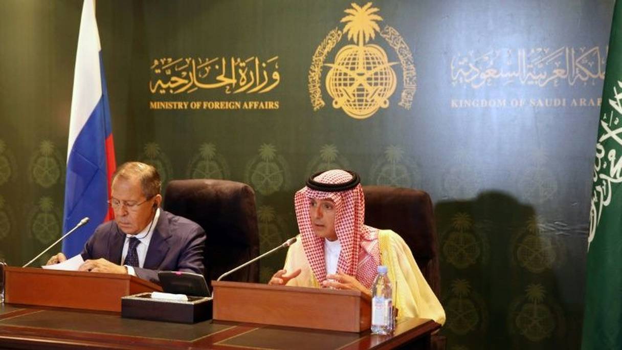 Le chef de la diplomatie saoudienne Adel al-Jubeir (à droite), lors d'une conférence de presse conjointe avec son homologue russe Sergueï Lavrov, le 10 septembre 2017 à Jeddah.
