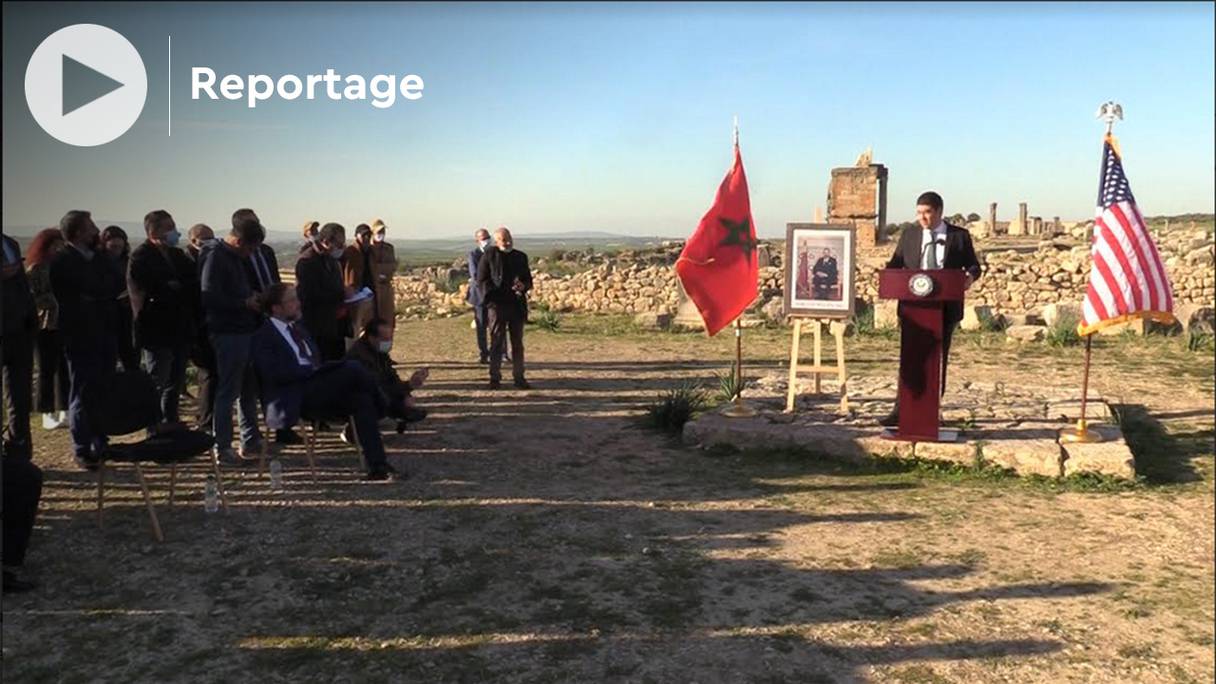 Le ministre de la Culture, Mehdi Bensaïd, prononce une allocution devant l’ambassadeur des Etats-Unis au Maroc, David Green, le 19 janvier 2022, devant les ruines de la cité romaine antique de Volubilis, où certaines de mosaïques vont être rénovées. 
