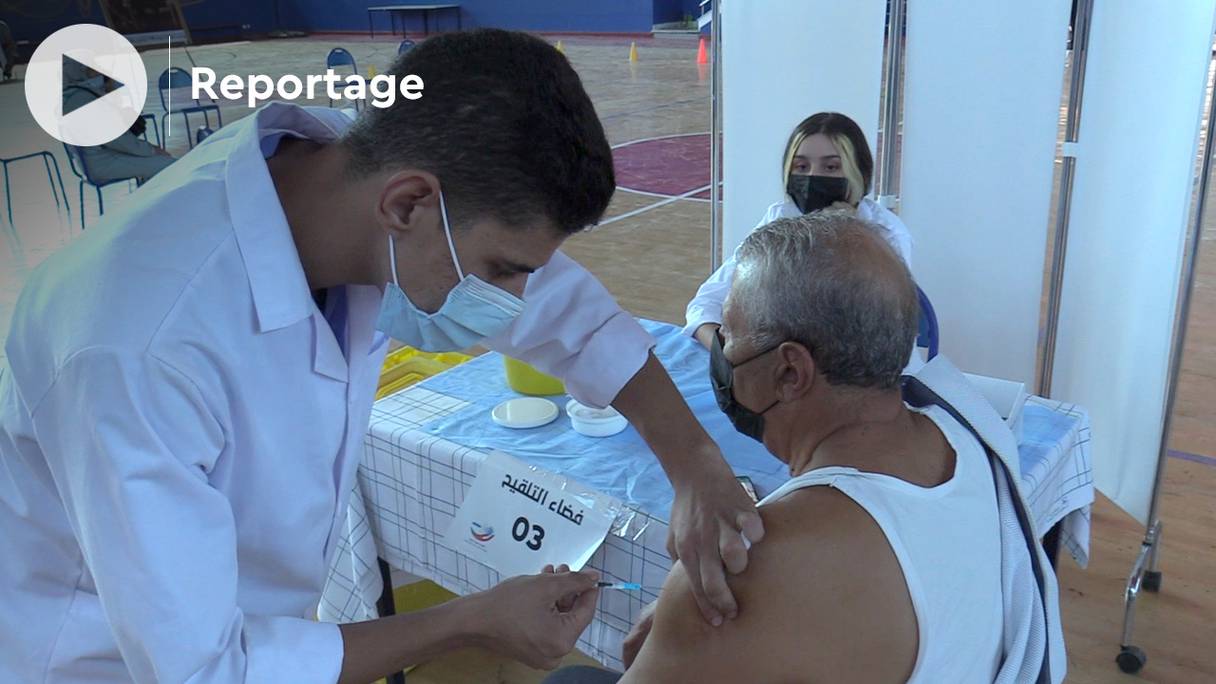 Un citoyen reçoit la troisième dose du vaccin anti-Covid-19 à Oujda.
