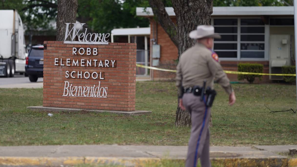 Un officier près de l'école élémentaire Robb à Uvalde, au Texas, le 24 mai 2022. Un homme armé de 18 ans a tué 19 enfants et un enseignant dans une école primaire du Texas, il s'agit de la fusillade dans une école la plus meurtrière depuis des années.
