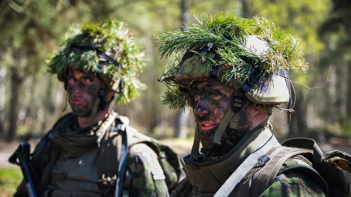 Des membres de l'Association finlandaise de formation à la défense nationale, dans la base militaire de Santahamina à Helsinki, en Finlande, le 14 mai 2022. Le président et la Première ministre finlandais ont déclaré le 12 mai 2022 que la Finlande devrait rejoindre l'OTAN.
