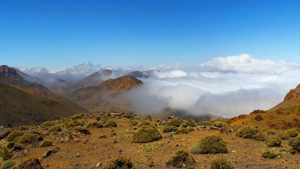 Les nuages surplombent une partie du massif de l'Atlas qui s'étend sur 2 500 km.

