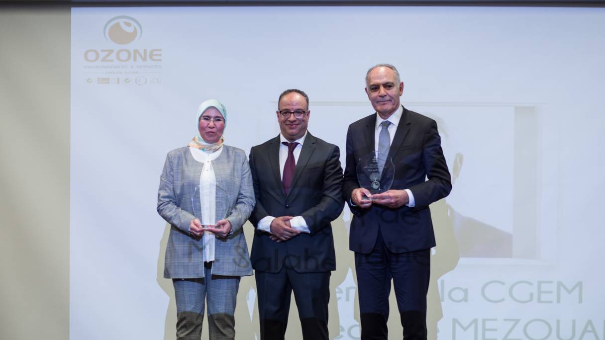 Aziz El Badraoui (centre), PDG du groupe Ozone, récompensant Nezha El Ouafi, Secrétaire d'Etat chargée du Développement Durable et Salaheddine Mezouar, Président de la Confédération Générale des Entreprises du Maroc
