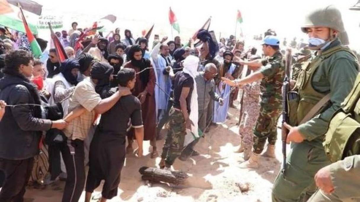 Des éléments des FAR et observateurs de l'ONU face aux baltajias du Polisario.

