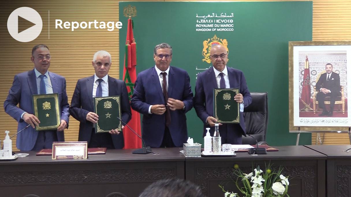 Aziz Akhannouch a présidé lundi 25 juillet 2022 à Rabat la signature d’une convention-cadre entre le ministre de la Santé, Khalid Aït Taleb, le ministre de l’Enseignement supérieur, Abdellatif Miraoui et le ministre délégué chargé du Budget, Fouzi Lekjaa.

