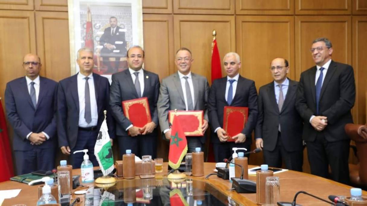 Le ministre délégué au Budget, Fouzi Lekjaa et le représentant du bureau national de la Banque africaine pour le développement, Achraf Tarsim ont signé, le 7 novembre 2022 à Rabat, deux accords de prêts d’un montant total d’environ 3 milliards de dirhams.
