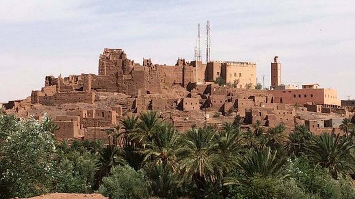 La kasbah de Tifoultoute, à 8 km à l'ouest de Ouarzazate, dans la commune rurale de Tarmigt, se dresse sur un éperon rocheux qui domine la vallée de l'oued Ouarzazate. 
