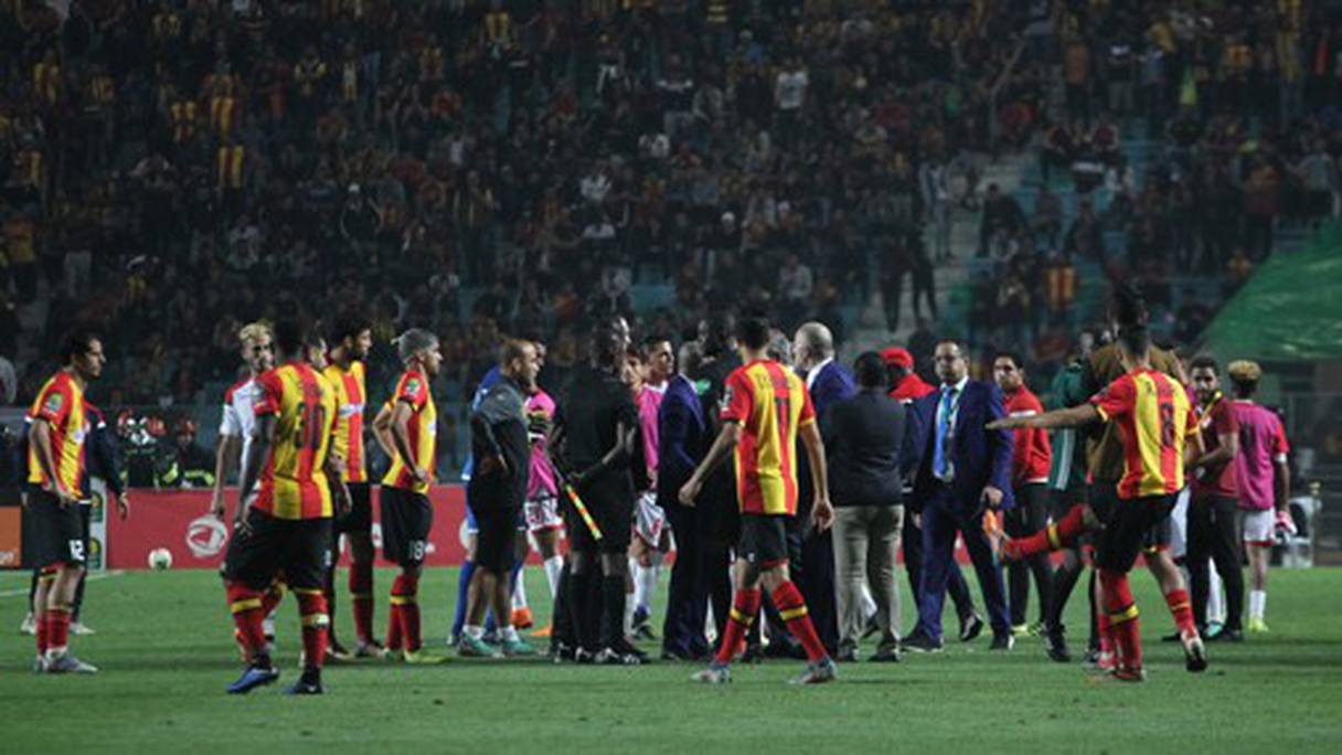 Les officiels de la CAF sur le terrain de Radès lors de la finale interrompue entre WAC et ES Tunis; le 31 mai 2019.
