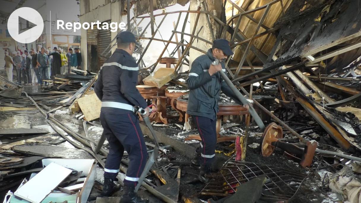 Après l’incendie qui s’est déclenché, au marché de bois de Korea à Casablanca, jeudi 28 octobre 2021, l’heure est à l’inventaire des dommages.
