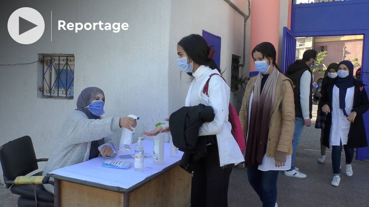 Au lycée Abdelkrim El Khattabi, à Casablanca, en cette deuxième quinzaine de janvier, le protocole sanitaire est appliqué scrupuleusement.
