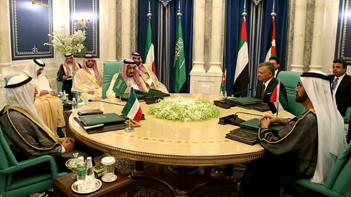 Photo diffusée le 11 juin 2018 par le Palais royal saoudien sur un sommet à La Mecque autour du roi Salmane sur la crise en Jordanie.
