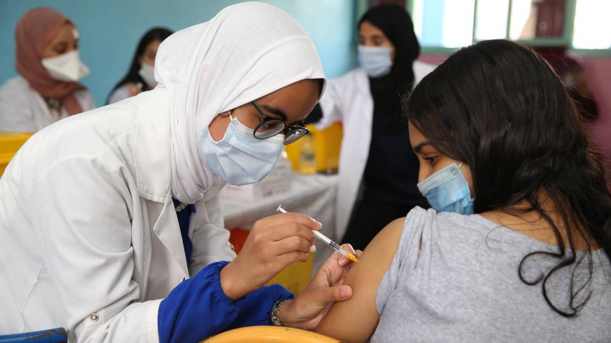 Une infirmière injecte un vaccin anti-Covid-19 à une adolescente dans un centre de vaccination à Fès, le 23 septembre 2021.
