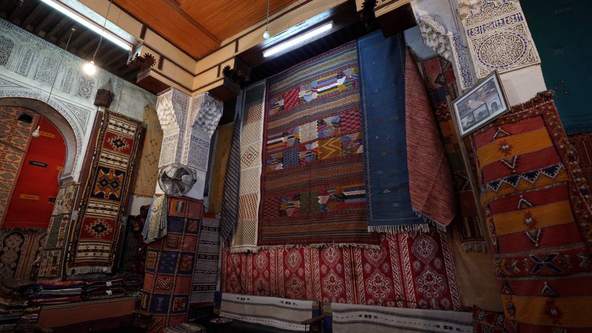 Une boutique de la médina de Fès où sont vendus des tapis artisanaux.
