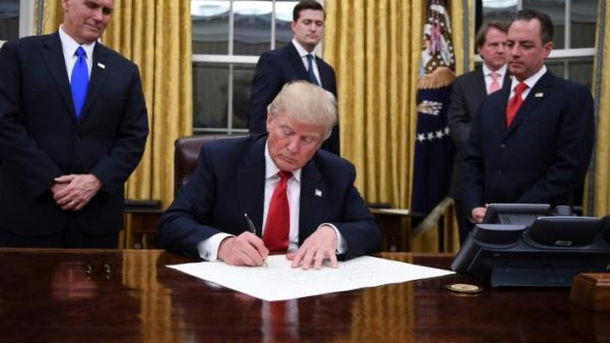 Donald Trump signant ses premiers décrets le 20 janvier 2017. 
